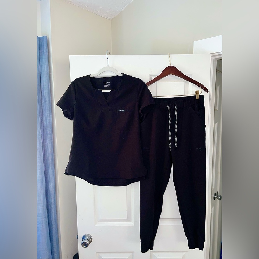 Jaanuu scrub set